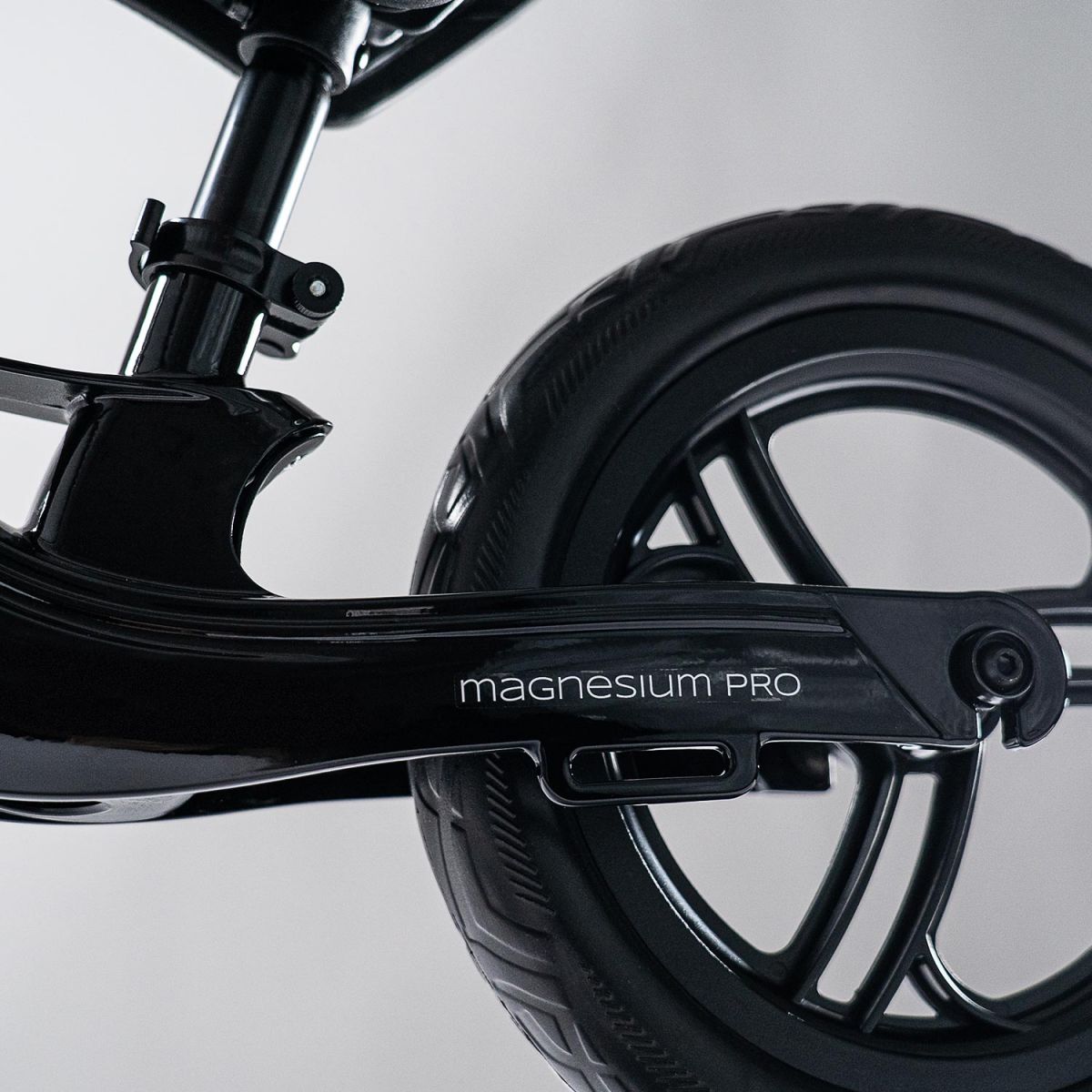Беговел Cariboo Magnesium Pro Special Edition (black-bronze)