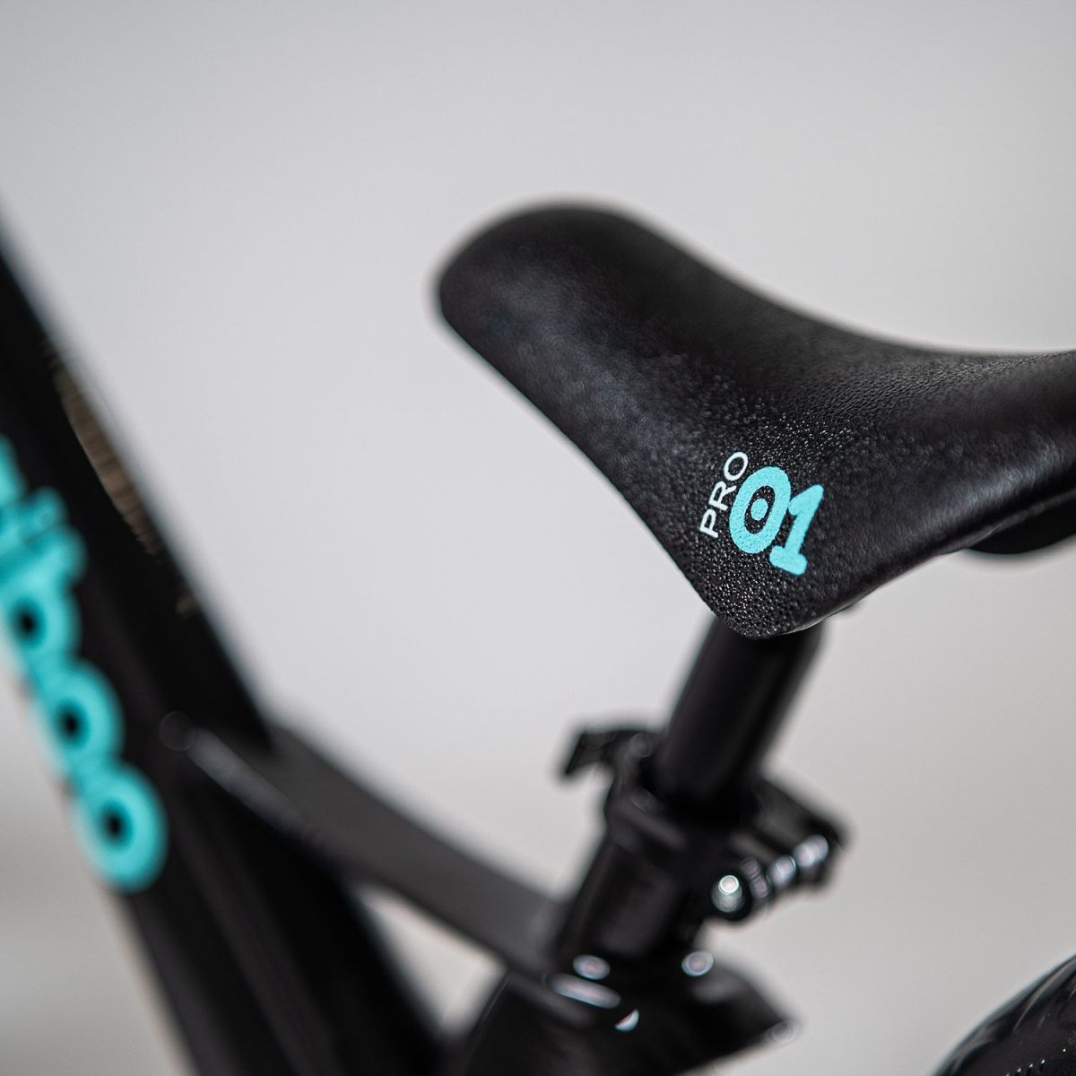 Беговел Cariboo Magnesium Pro Special Edition (black-blue)