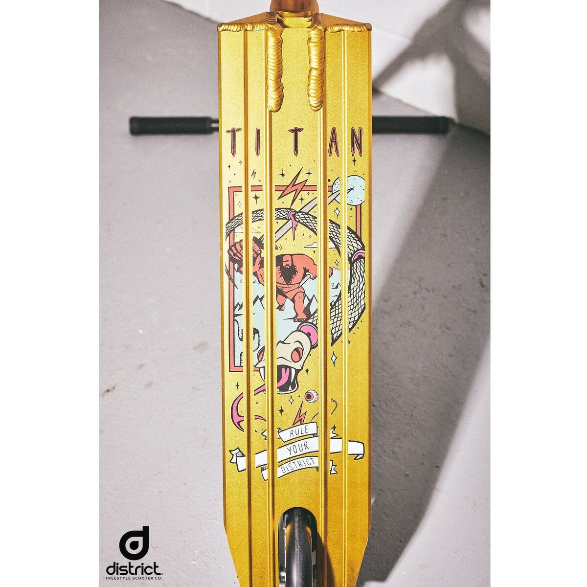 Трюковой самокат District Titan Complete Scooter (Ano Gold - Black)