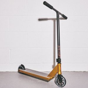 Трюковой самокат District Titan Complete Scooter (Ano Gold - Black)