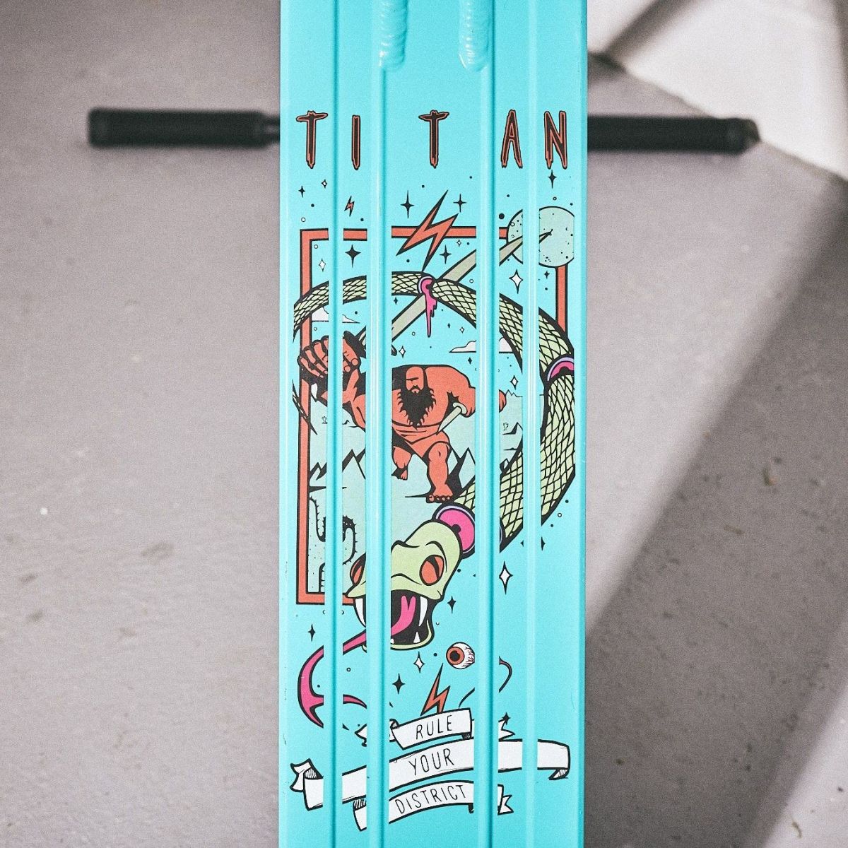 Трюковой самокат District Titan Complete Scooter (Powder Blue - Black)